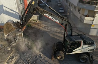 Gemlik'te Metruk Bina Temizliği Devam Ediyor